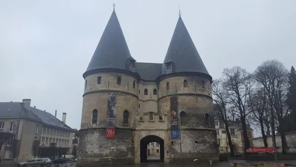 Two round stone towers framing the entrance to MUDO in Beauvais